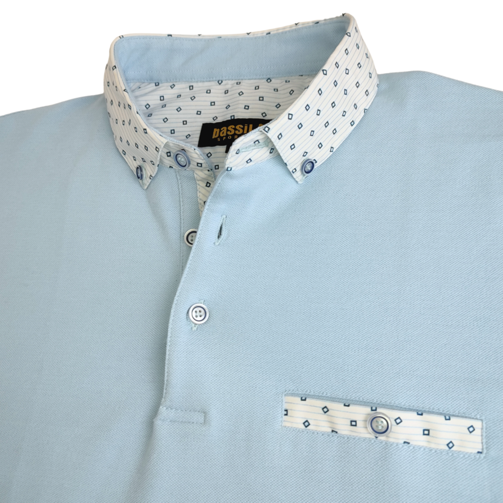POLO CELESTE CON CUELLO COMBINADO Bassil